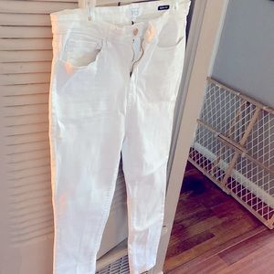 New without tags white boyfriend skinny fit Judy blue jeans never been worn